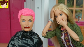 Barbie le Pinta el Pelo Rosa a Ken! - Historias con Juguetes Divertidos de Barbie
