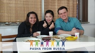 Как иностранцы пробуют готовить русские блины! Масленица в Китае 2017 "Pasha from Russia"