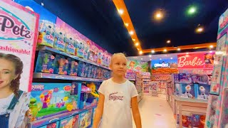 Алиса едет в МАГАЗИН ИГРУШЕК ! Новый мягкий КОТЁНОК! Alice in toy store ! New toys for kids !!!