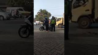 SIAPA BENAR SIAPA SALAH ? OKNUM POLISI TERJANG PENGENDARA HINGGA TERJATUH
