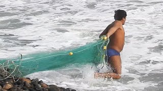 Mira las Técnicas que usa este Gran PESCADOR para Pescar con RED en el Mar