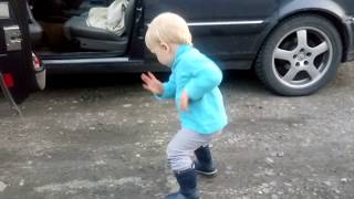 Малыш отжигает!!! СМОТРЕТЬ ВСЕМ ДО КОНЦА!! СУПЕР ТАНЕЦ!!! ПРИКОЛ ВЕКА!!!