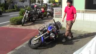 輪ゴム一本で簡単に！倒れたバイクの引き起こし方を本物の教習車で解説