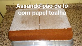 Assando pão-de-ló com papel toalha na forma