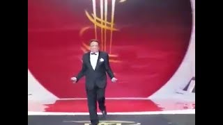 عادل امام يرقص من الفرح في مهرجان مراكش الدولي