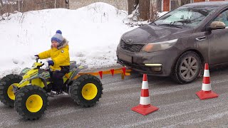 Машина сломалась. Малыш пришел на помощь к папе починить машинку