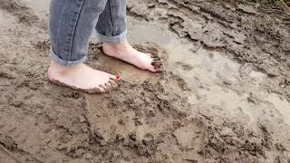 icy mud barefoot, walk in mud barefoot, muddy feet, dirty feet, girl in mud (scene 109)