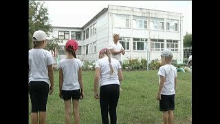 В детсаду учитель физкультуры придумал уникальную методику и просит детей заниматься босиком