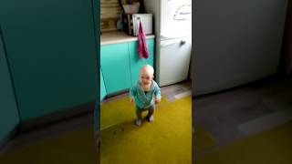 Смешной зажигательный танец малыша. Новый вид Джага-джага )))))