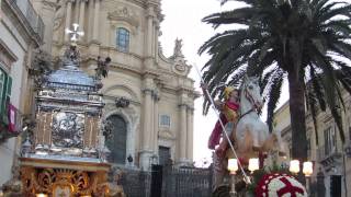 Trionfale Uscita del Simulacro di S Giorgio dal Duomo di Ragusa Ibla e Spettacolo Pirotecnico