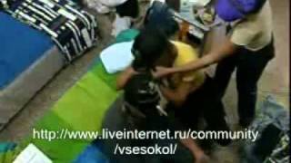 Владу плетут косички... прикол))))