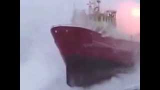 Сильный шторм в океане..