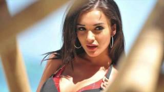 Amy Jackson Showcasing Her Amazing Bikini Body In 'Oye Oye' Song From Telugu Movie Yevadu