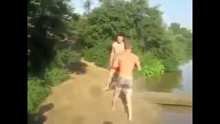 Fight Video Уличные драки Жесть!!Драка на пляже у реки!!!