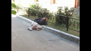 Пьяная баба спит прямо на дороге  Drunk on the road