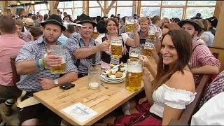 Al via a Monaco l'Oktoberfest. Fiumi di birra sotto i tendoni