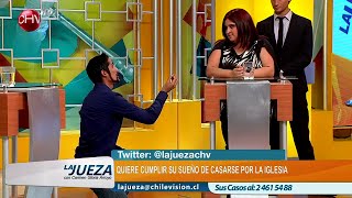 Hombre demanda a su pareja para que se case con él de una buena vez - La Jueza