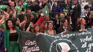 Los pañuelos verdes toman la alfombra roja antes de la proyección de "Que sea ley"