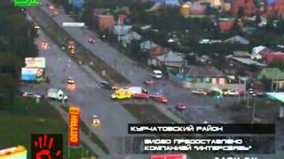 Легковушка врезалась в автомобили на встречке