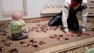 Папа играет с сыном в мячик, редко когда папы играют с детьми