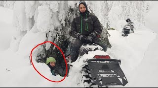 Тонем в глубоком снегу.