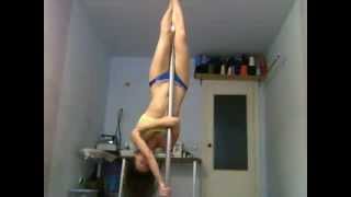 Pole dance. Уроки танцев. Вис на локте, поперечный шпагат (Elbow Grip, Straddle split).