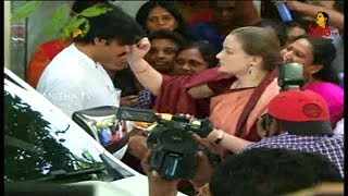 Pawan Kalyan Wife Anna Lezhneva Gives Harati for Chalore Yatra || Vanitha News