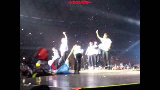 Jimin con la bandera de Argentina BTS - TRB en Chile 2015