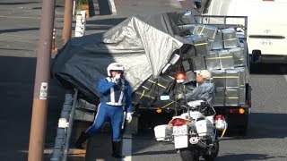 積荷の一斗缶崩落!!直せば直そうとする程、崩落が進行する状況に白バイ隊員も為す術なし・・・パトカーと警察官も応援に駆け付ける!!