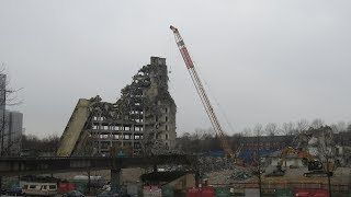 Soeren66 - LIEBHERR HS 895 beim Abbruch mit der Abbruchkugel, Teil 3