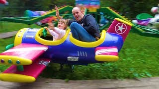 Катя и папа сонные гуляют в парке Видео для детей Kate and papa sleeping at amusement park
