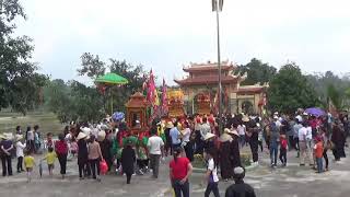 Kiệu bay qua rào tại Lễ hội chùa