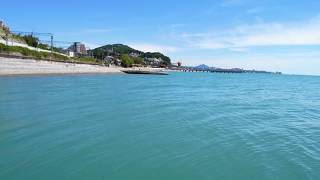 Пляж в Дагомысе (Сочи) в мае 2017 года. Чёрное море