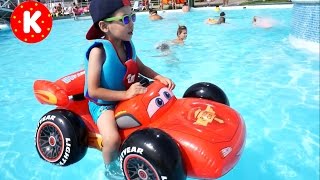 ?  НА МАШИНКЕ  МОЛНИИ МАКВИН КАРИМ В БАССЕЙНЕ CARS TYPING LIGHTNING MCQUEEN swim in the pool