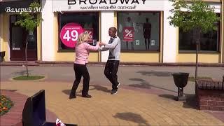 МАМА С СЫНОМ ТАНЦУЮТ ПОД МУЗЫКУ УЛИЧНОГО МУЗЫКАНТА! Brest! Music!