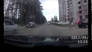 Ребенок выпал из машины на ходу