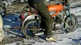 Мопед тянет прицеп.