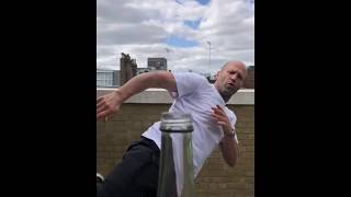 Holloway's BOTTLE CAP CHALLENGE с участием ЗНАМЕНИТОСТЕЙ | СБЕЙ ПРОБКУ С РАЗВОРОТА ЧЕЛЛЕНДЖ