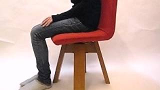 360度回転するダイニングチェア！PACCO（パッコ）ラウンドチェア座る
