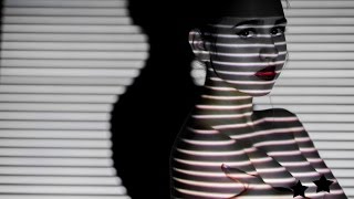 Поснимали видео на ню фотосессии с проектором