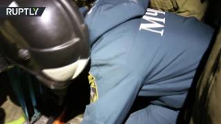 Тело Моторолы и его охранника выносят из подъезда, где произошел взрыв