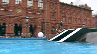 Вейкборд у кремлёвских стен: в центре Москвы установили бассейны под открытым небом