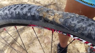 Cruda realidad ciclista montaña pinchazo gordo rueda trasera en Embalse de la Cierva