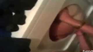 ПРИКОЛ: ДЕВУШКА НЕ МОЖЕТ ВЫЛЕЗТИ ИЗ СТИРАЛЬНОЙ МАШИНЫ!