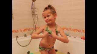 КИНДЕР СЮРПРИЗ в ванной  Настя угадывает игрушки (Kinder Surprise in the bathroom)