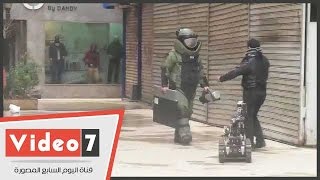 خبراء المفرقعات يستعينون بإنسان آلى للتعامل مع جسم غريب بمنطقة وسط البلد