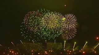 Лучшие пиротехники планеты раскрасили ночное столичное небо тысячами фейерверков.