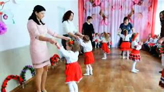Танець мам з дочками у садочку на 8 Березня "Мамочка красавиця рядышком идет"