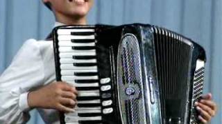 North Korean Boy Playing Accordion  北朝鮮少年アコーデオン独奏