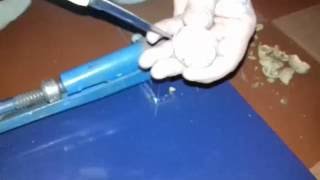 Чистка грецкого ореха с помощью сантехнического ключа